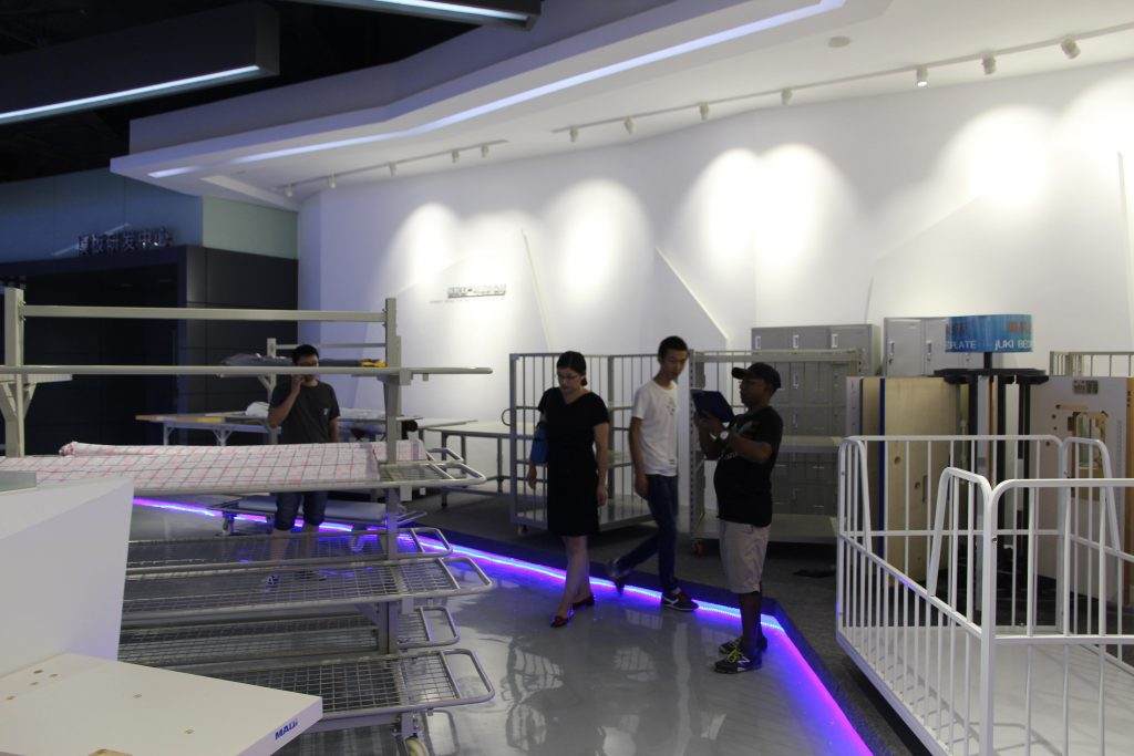 Hk customer visit our xido machine show room and buy our table.