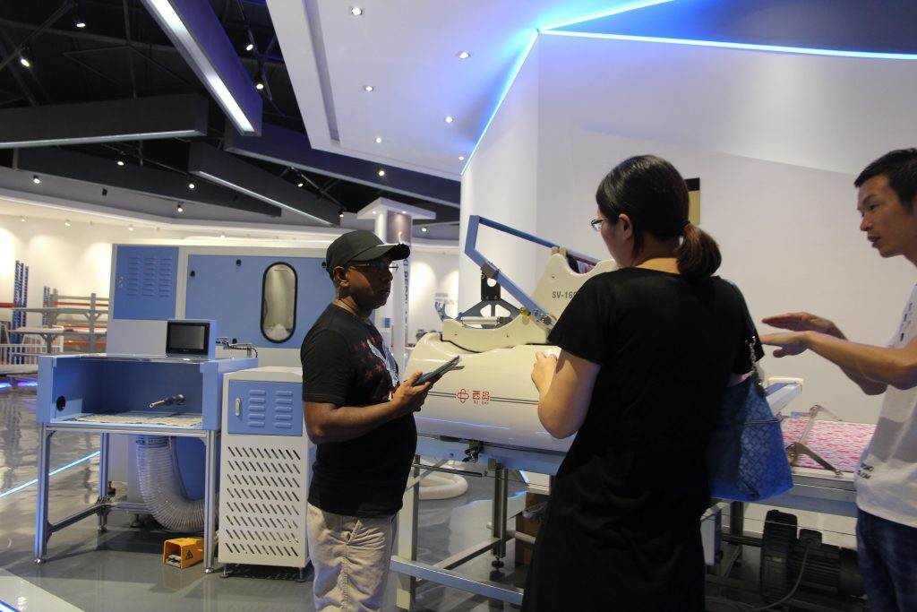 Hk customer visit our xido machine show room and buy our table.